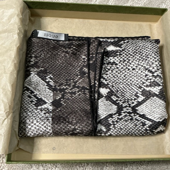 GUCCI 100% Silk Python Print SCARF - Picture 7 of 11